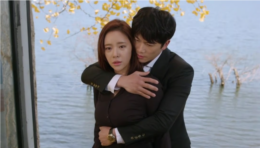 Ji Sung hugging Hwang Jung-eum from behind by the water in Secret Love (2013).