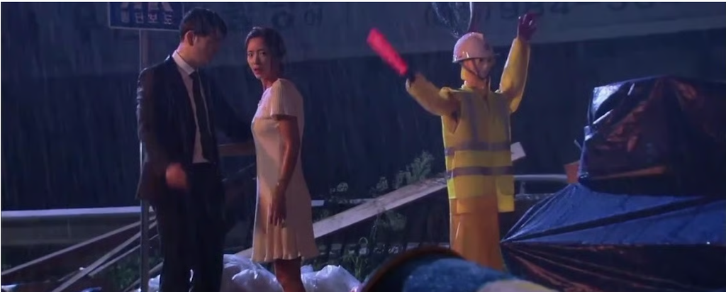 Hwang Jung-eum and Bae Soo-bin standing in the rain near a construction site in Secret Love (2013)